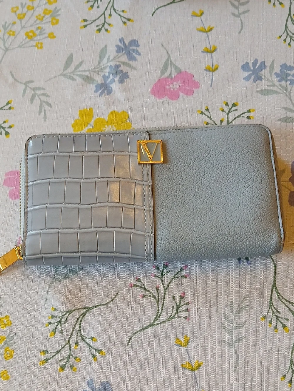 Victoria Secret Light Gray Croc-Accent Zip Wallet - Picture 2 of 7